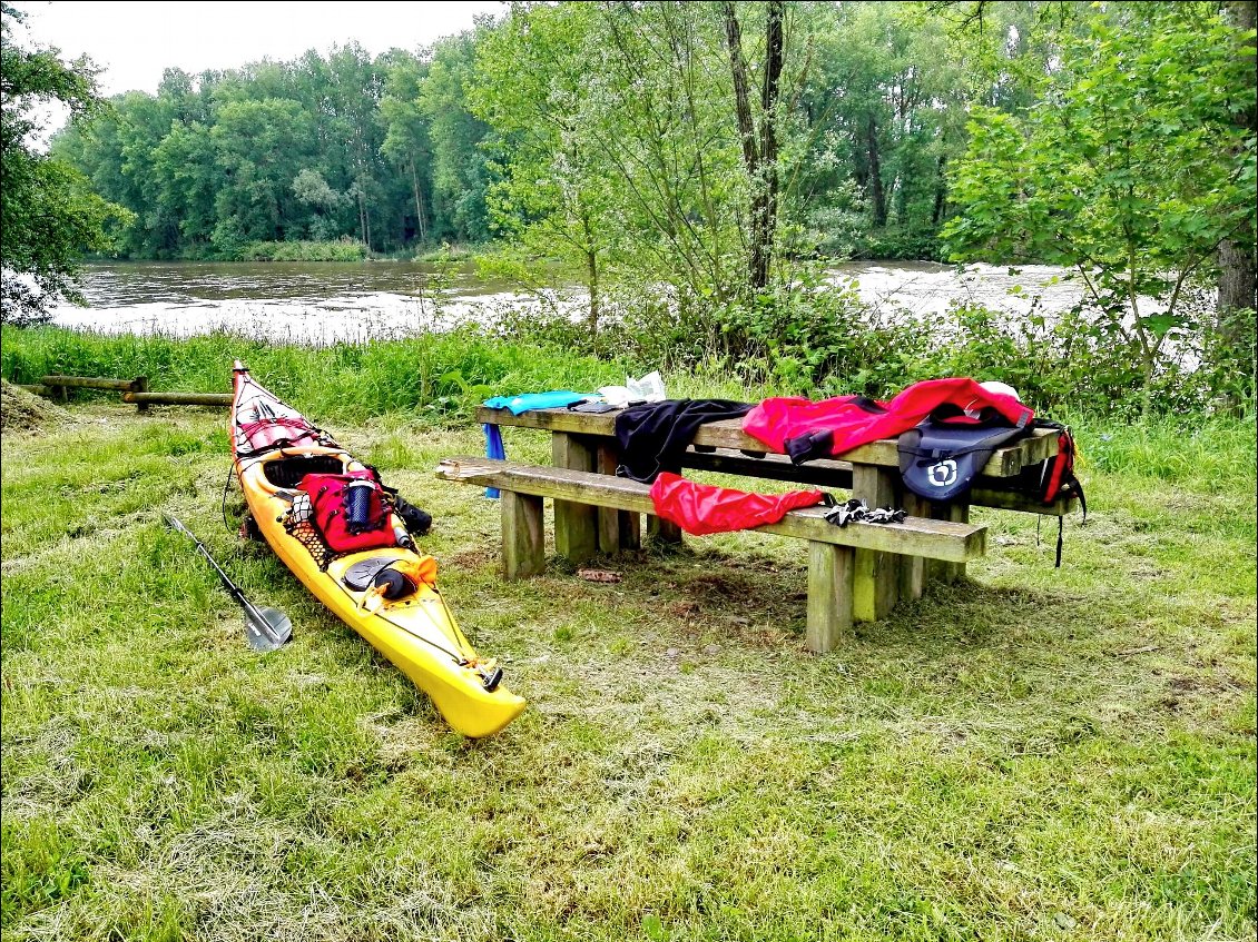 Pause déjeuner à l'aire de repos sous Meylieu.