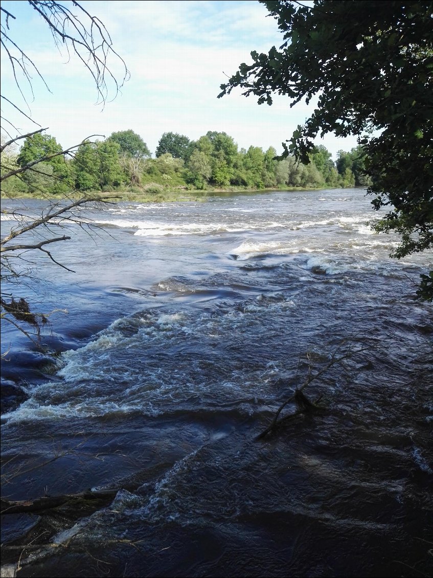 Gros rapides en rive droite, mais plus petit en rive gauche.