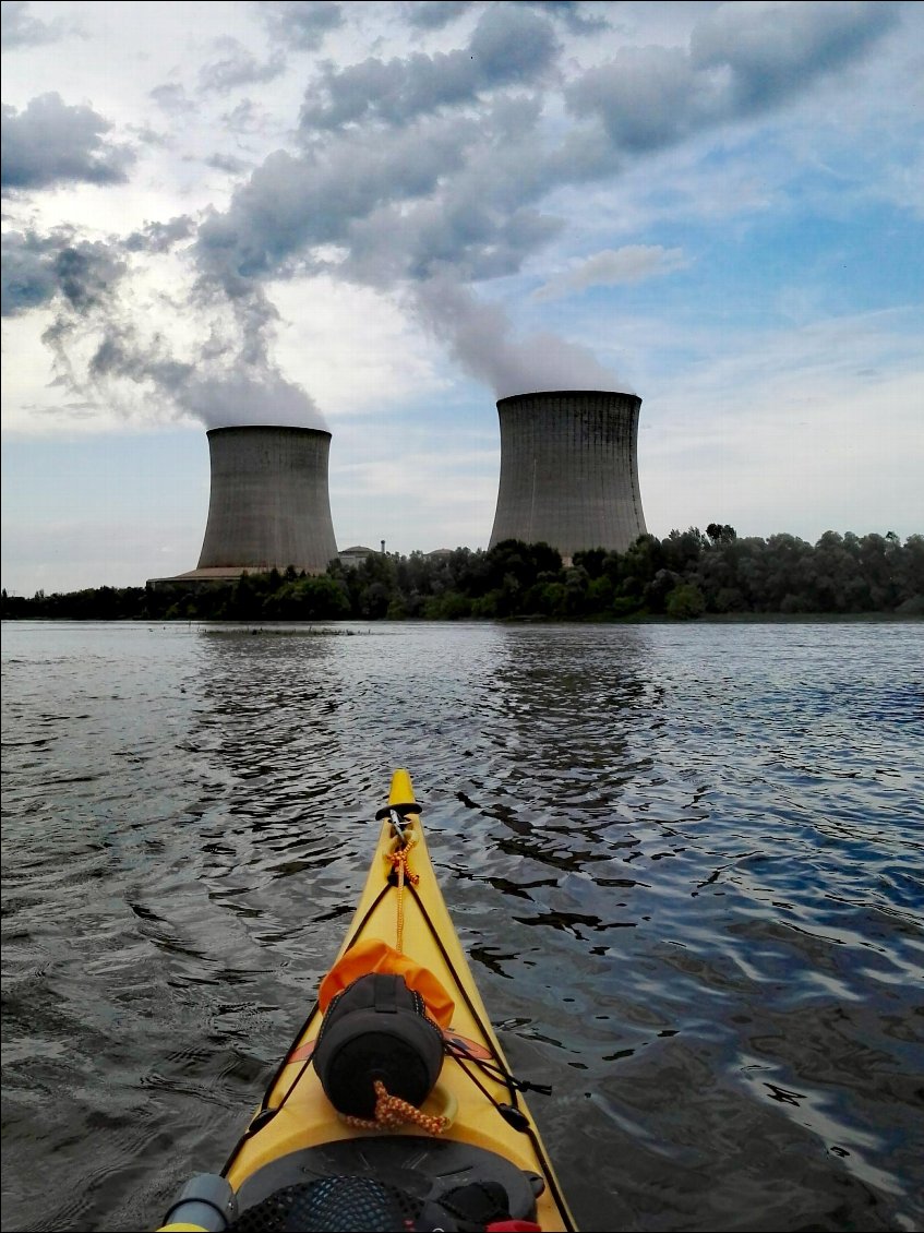 Centrale nucléaire de Saint-Laurent-les-Eaux. Tours de réfrigération.