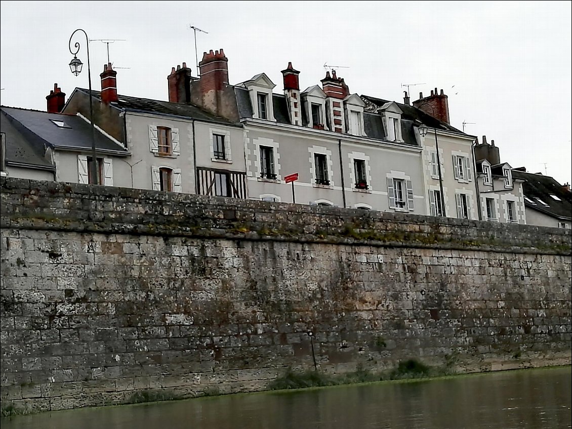 Rive gauche. Quai Amédée Contant