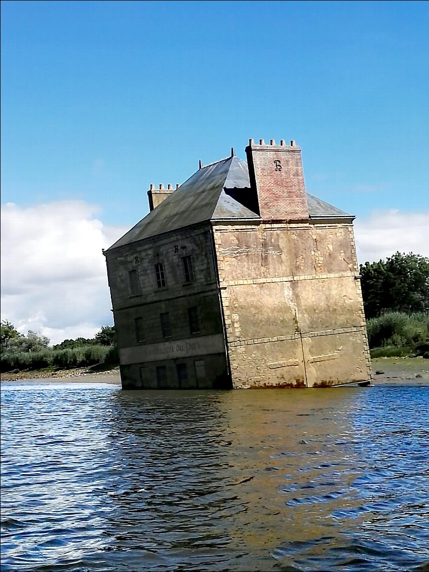 "La Maison dans la Loire" de Jean-Luc Courcoult (2007)