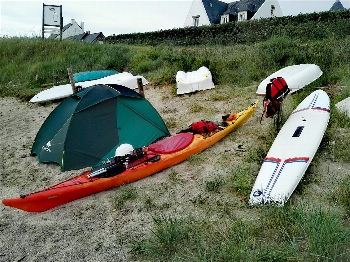 Port au Loup. Bivouac sur la plage