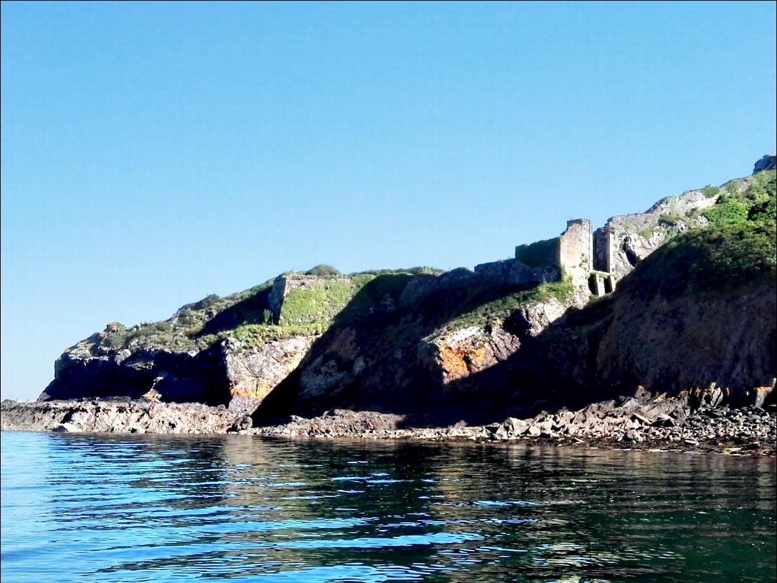 Pointe du Corbeau. Ancien fort