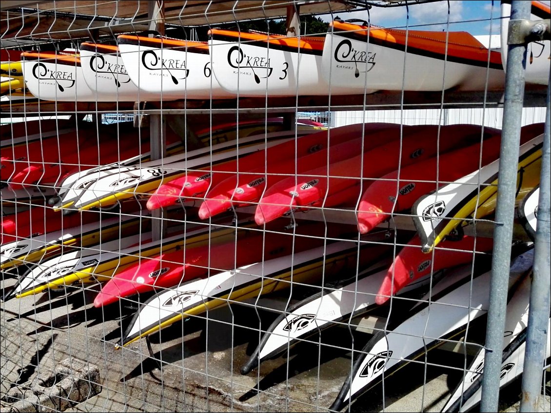 Brest, base nautique, port du Moulin Blanc, kayaks en cage