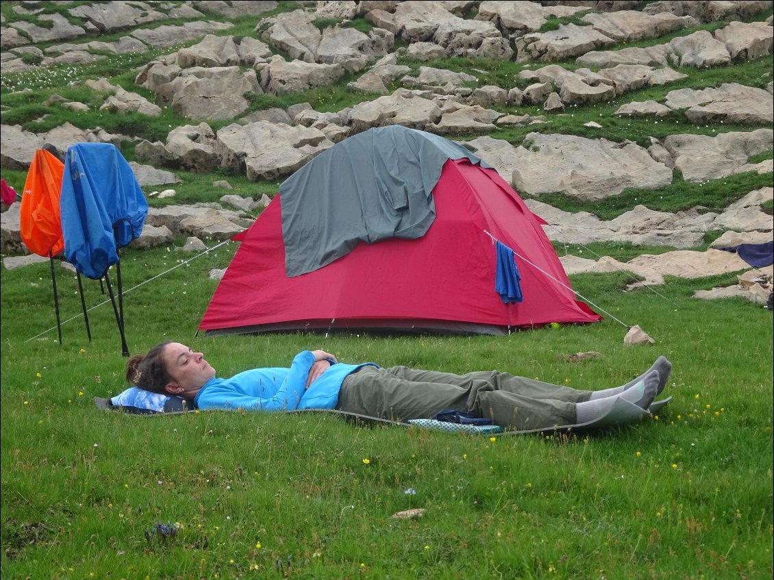 Après 2h de pluie/grêle, ça se calme. On peut sortir, se promener, se doucher. Claire veut dormir dehors....