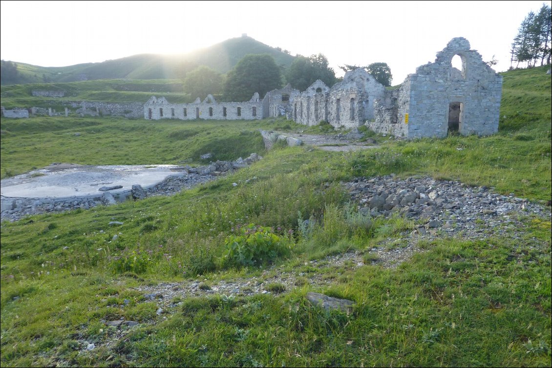 A l'Authion et partout dans le Mercantour de nombreuses ruines de forts de la dernière guerre...