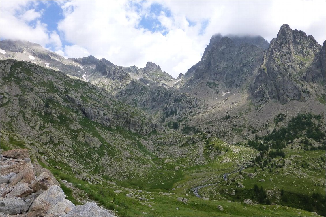 Vue sur Le pas du Mont Colomb en montant au col de Fenestre