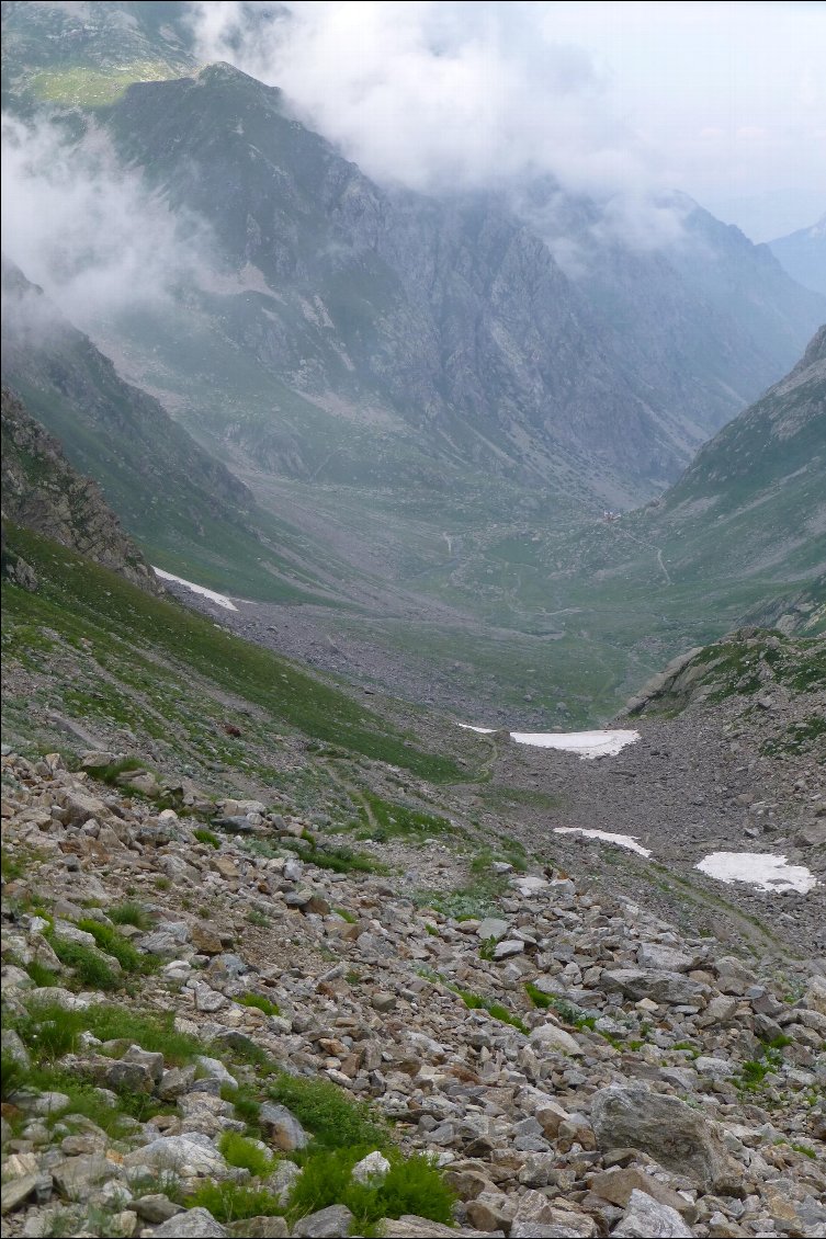 Bivouac en fond de vallée coté italien .