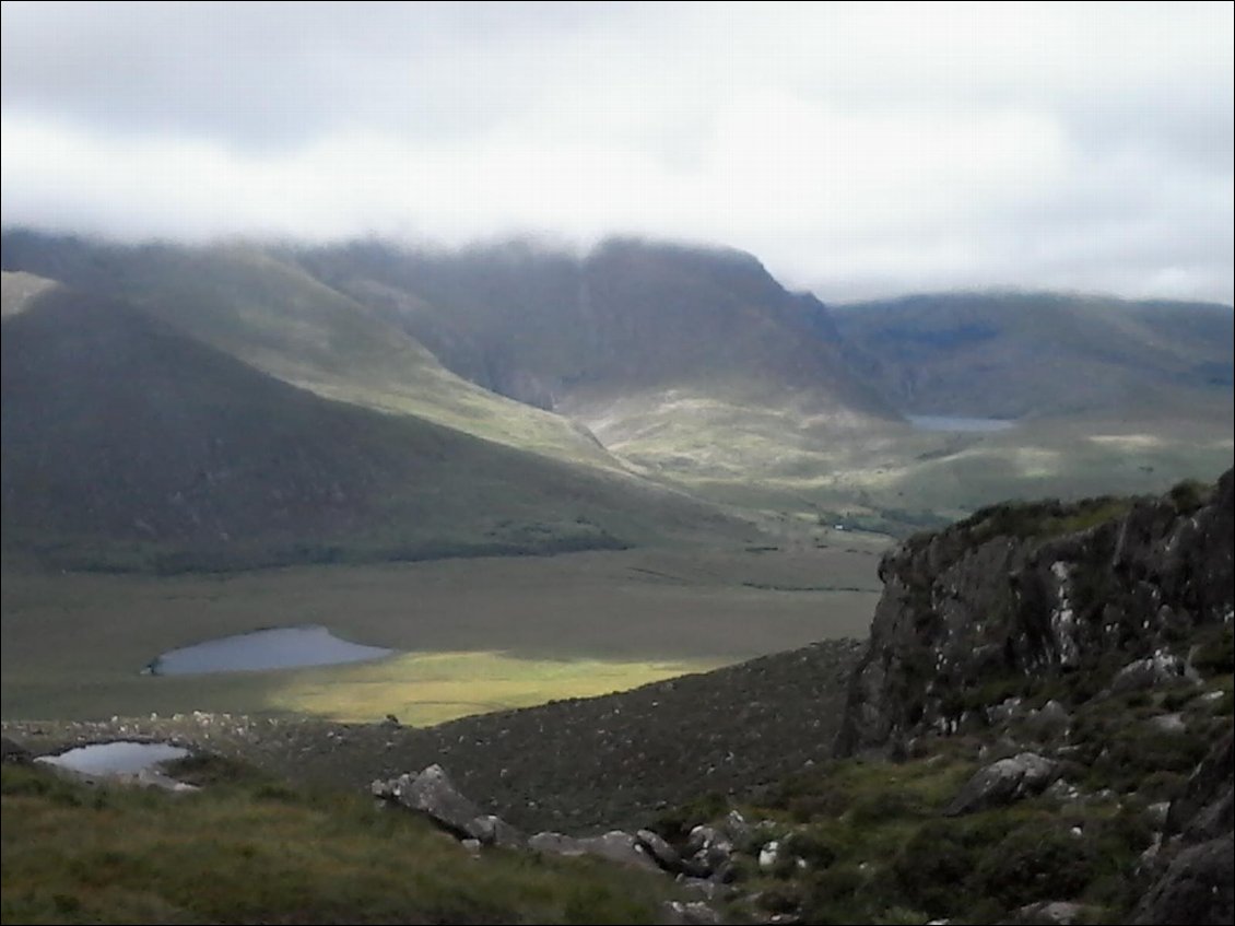 J'aperçois le versant Est de la montagne Brandon, toujours dans les nuages.