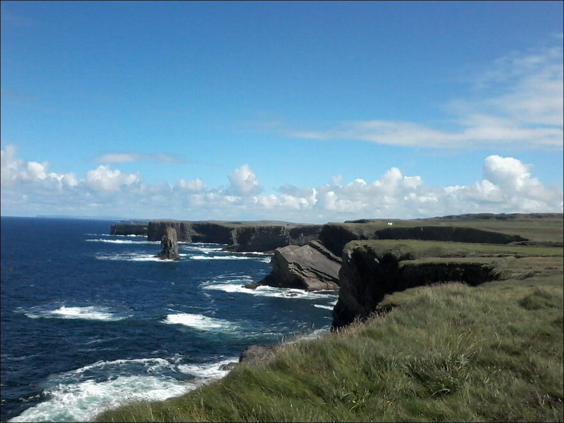 La route continue le long des falaises.