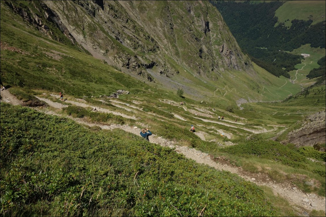 Redescente longue et sans beaucoup d'intérêt vers l'Hospice de France : tout le dénivelé à descendre d'un coup sur un beau sentier en lacets.