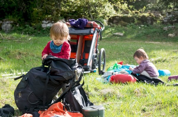 Déballage des affaires par nos assistants baroudeurs