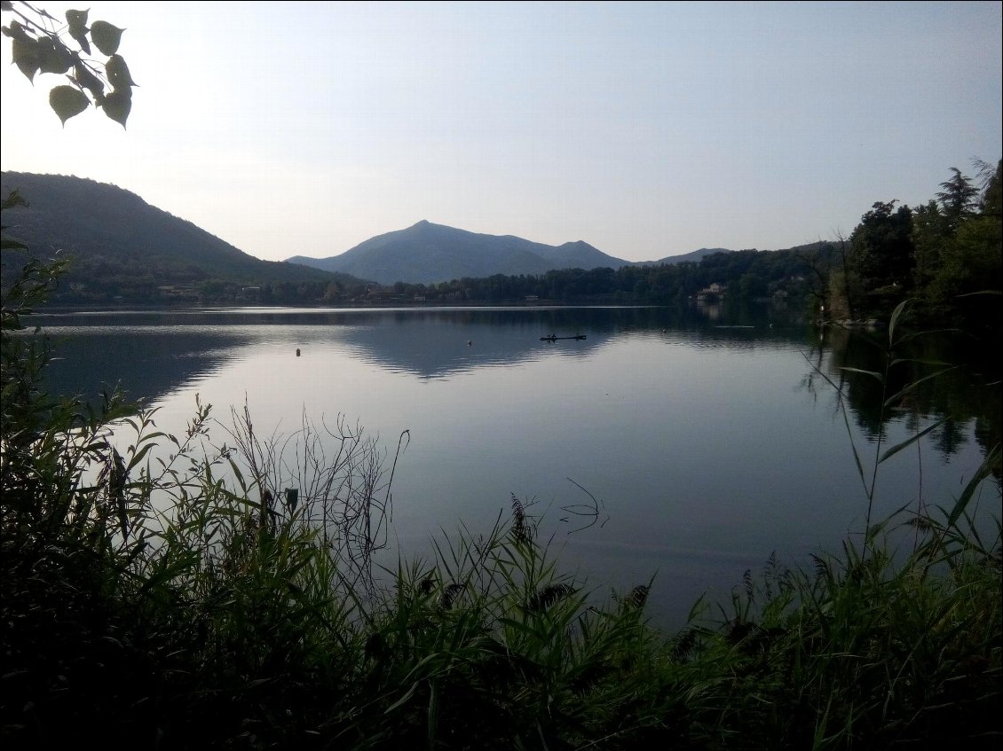 Le grand lac d'Avigliana à l'ouest de Turin.