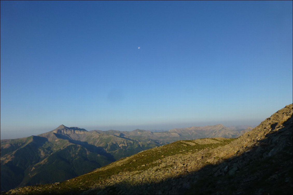 La lune fait de la résistance au dessus de la vallée de la Tinée