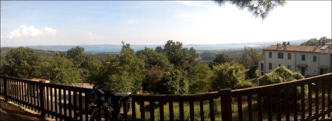 Première vue sur le lac de Bolsena.