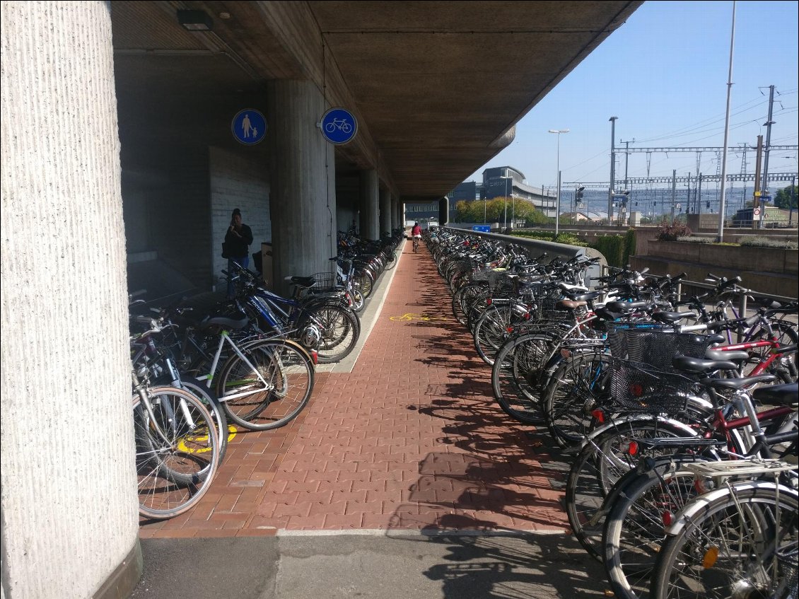 En Suisse, le vélo est roi. On a beaucoup de chemin à faire en France pour rattraper le retard !!!