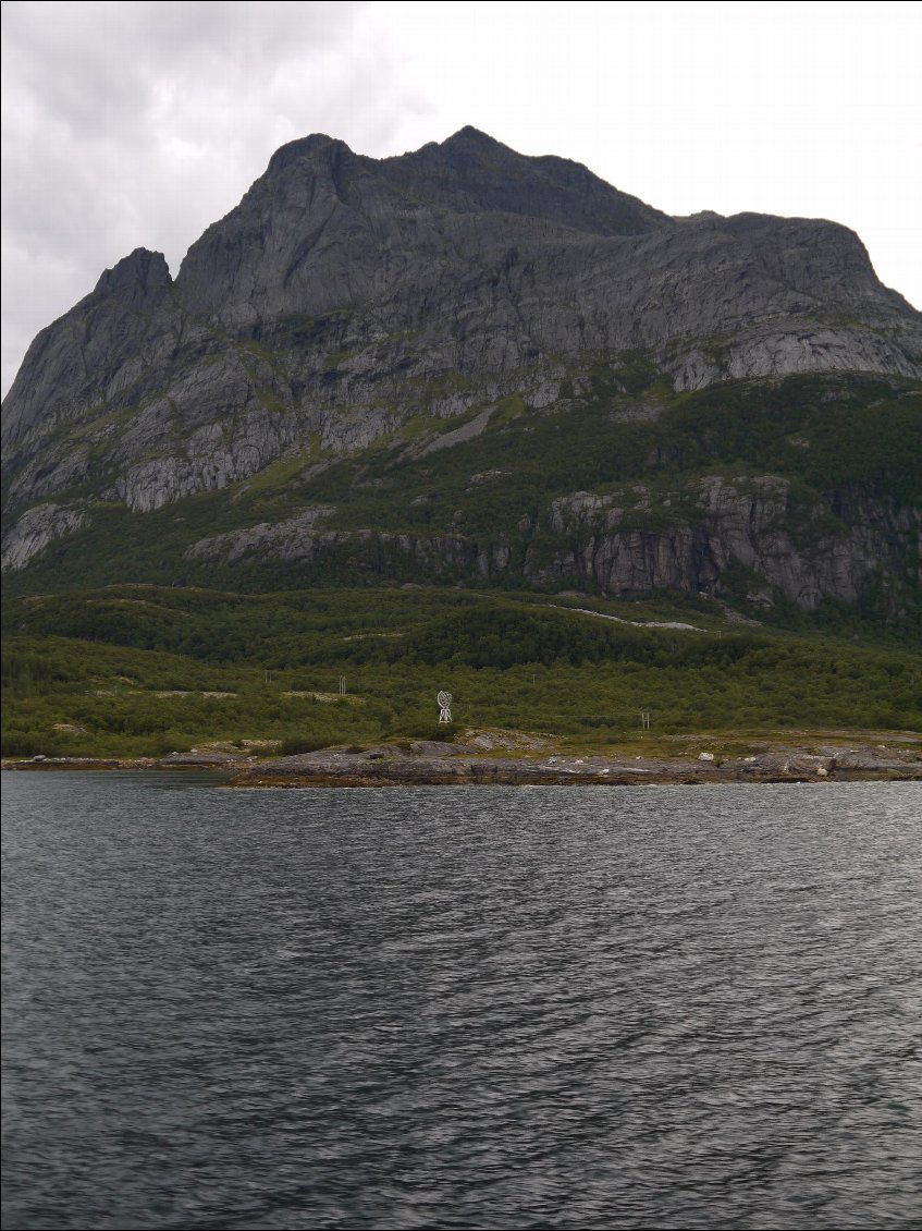 Le passage du cercle polaire arctique, sur l'eau cette fois-ci. Plus d'un mois passé tout là-haut, yessss.