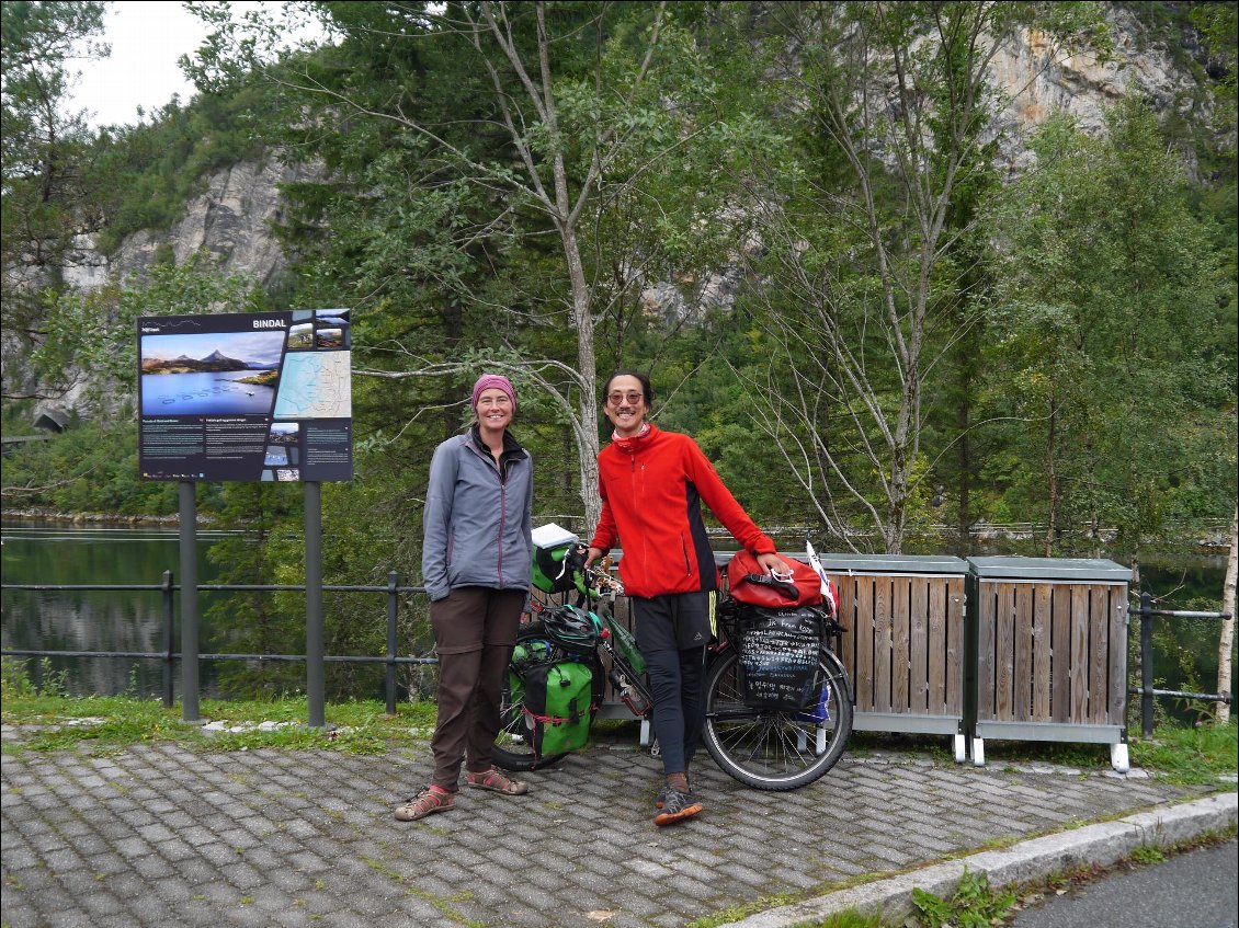 On se sent petits joueurs face à Jeongkyun, Sud Coréen parti de Thaïlande et qui a rejoint Paris en deux ans. Après une pause travail, il remonte maintenant jusqu'au Nordkapp. (Il vient de croiser les Belges il y a une heure !)