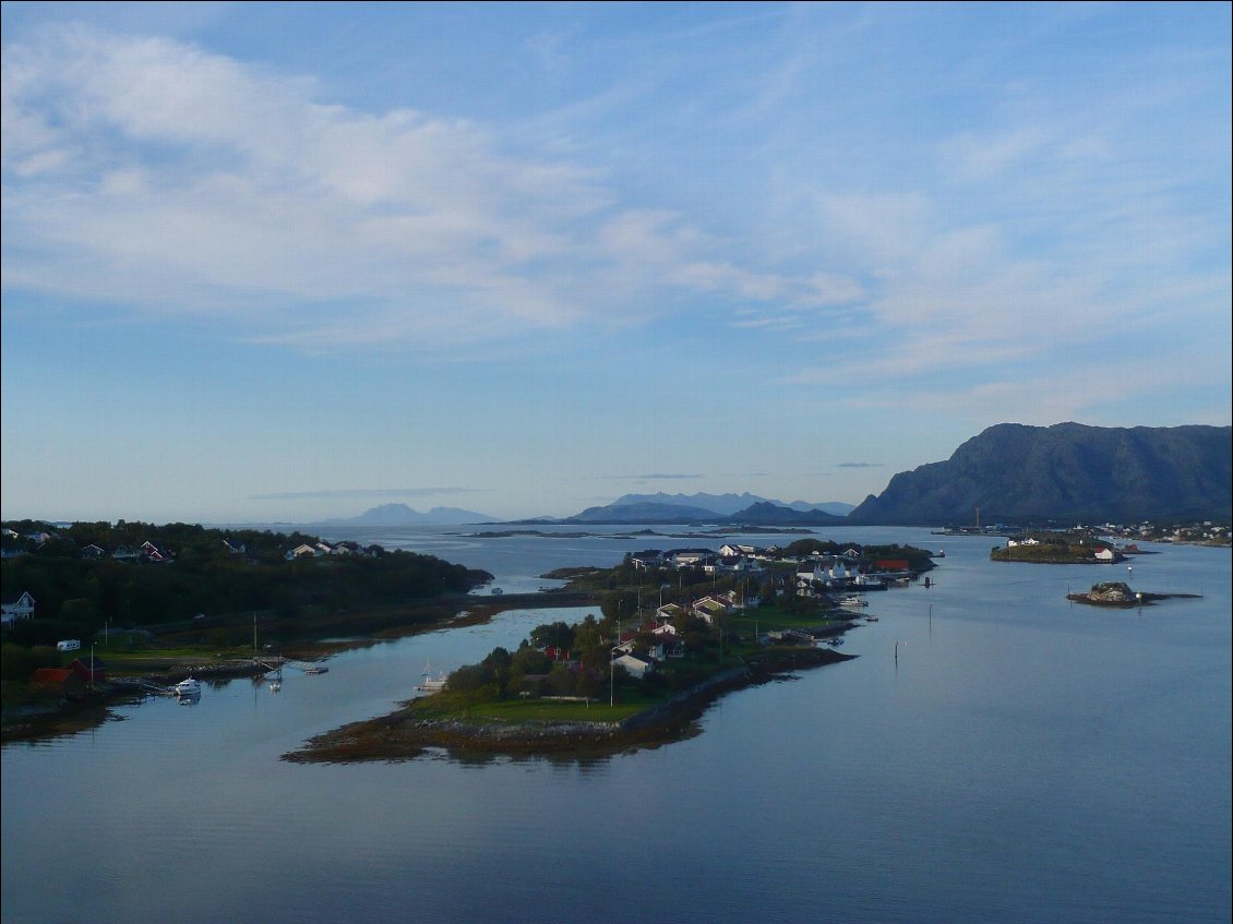 Du pont de Bronnoysund, on aperçoit encore les seven sisters