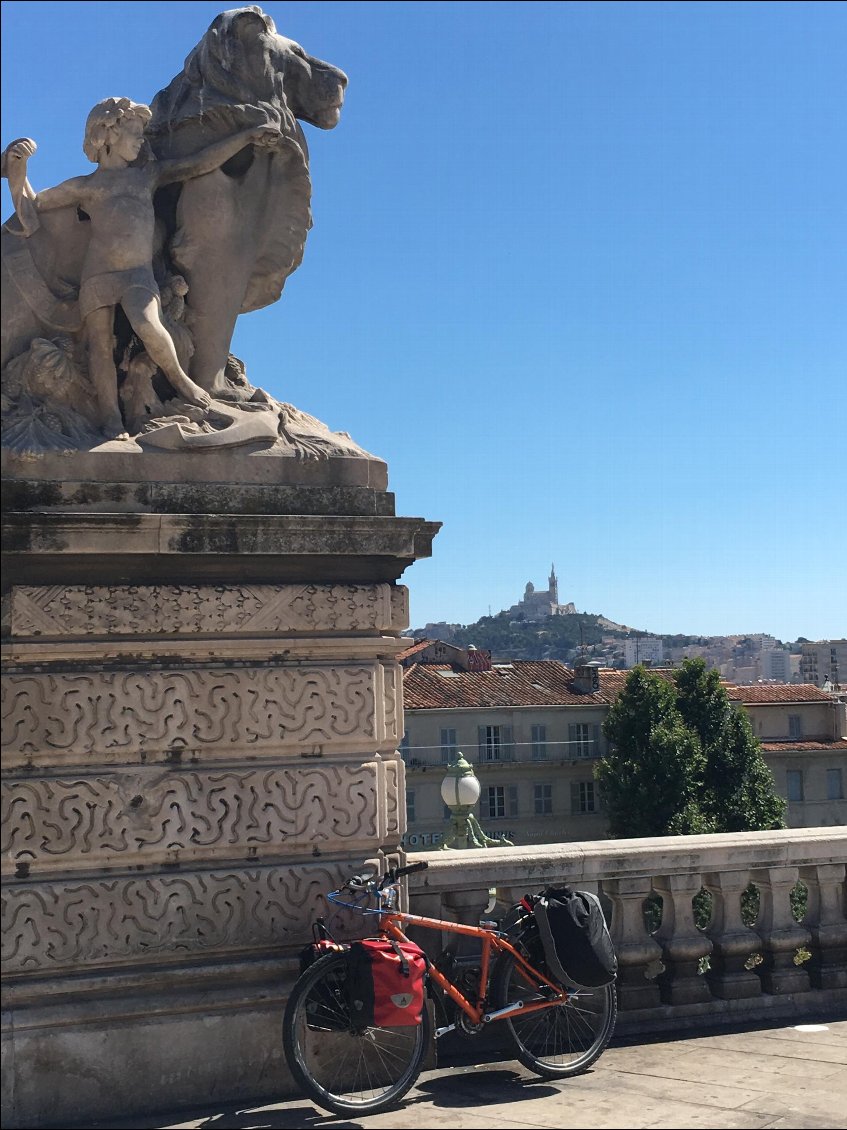 En attendant le bus... Gare Saint Charles à Marseille, sous la protection de la Bonne Mère!