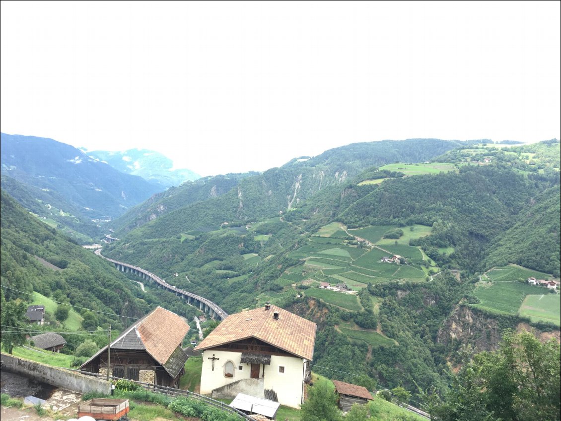 Vue vertigineuse sur la vallée de l'Iscaro