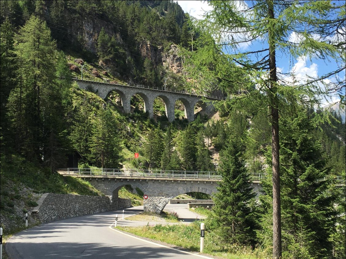 La route et la voie ferrée s'entremêlent