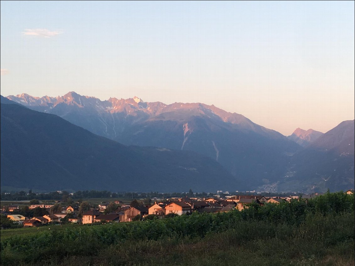 Coucher de soleil sur le massif du Mont Blanc. Derrière, la France!!!