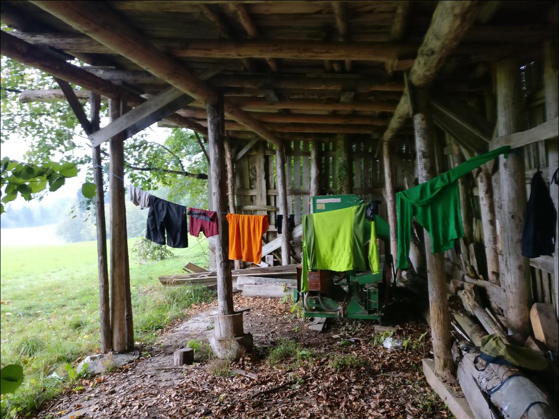 Tentative de séchage de linge sous un abri agricole.