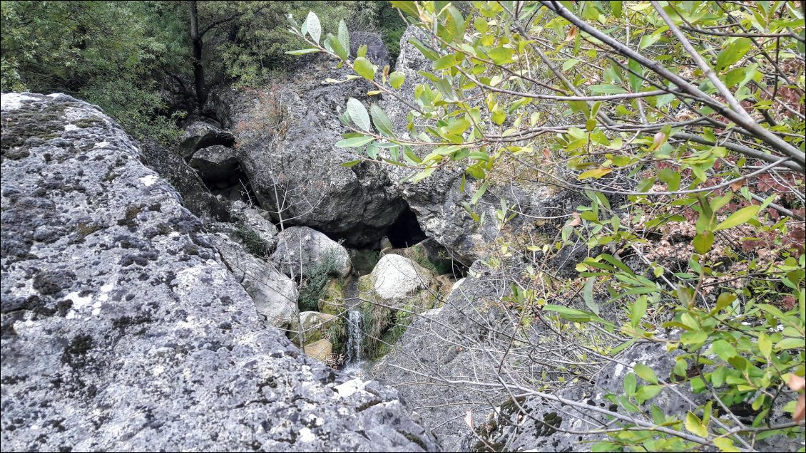 L'itinéraire bis (moins bien balisé) vaut vraiment le coup, plein de petite cascades et de gros chaos rocheux. On s'est un peu perdu, mais on a finis par retrouver le chemin.