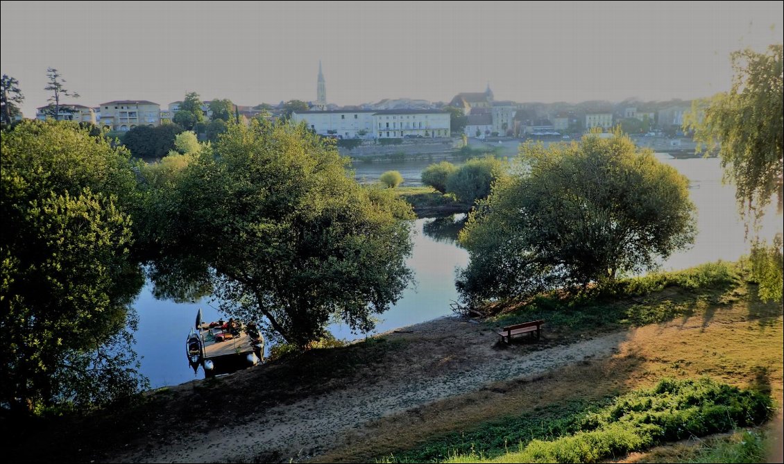 Bivouac à la belle sur un ponton au coeur de Bergerac.