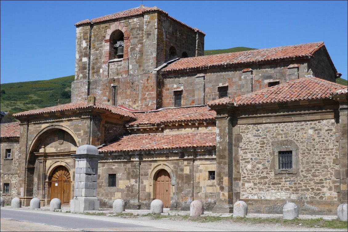 Monastère après le col