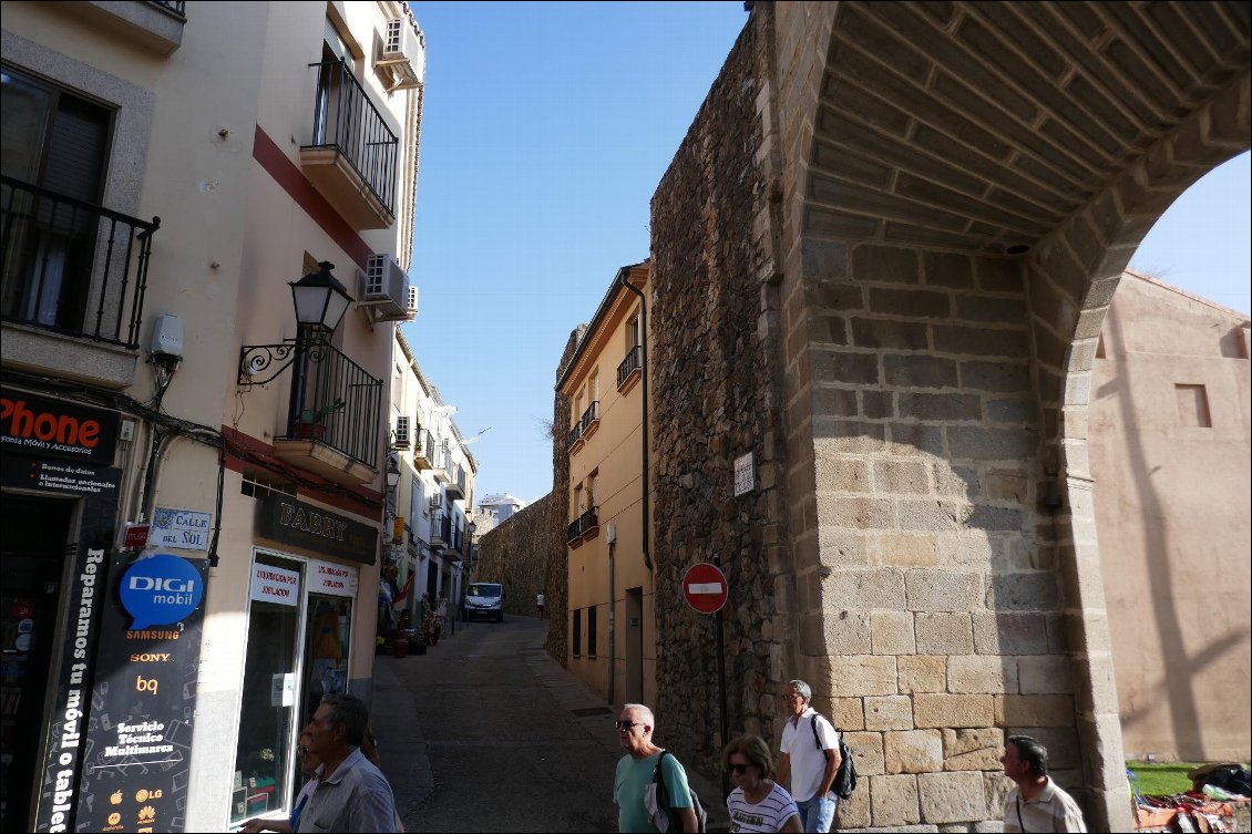 Murailles romaines et ruelles étroites à Plasencia