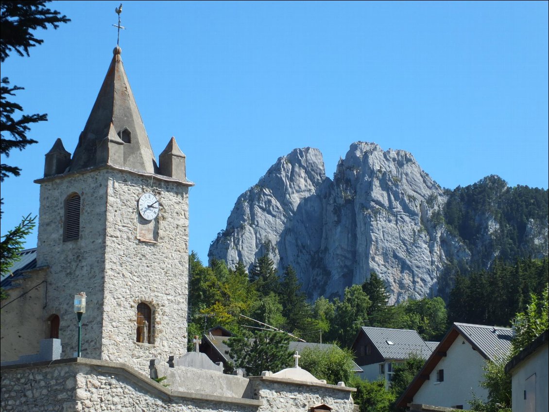 les trois pucelles  en toile de fond