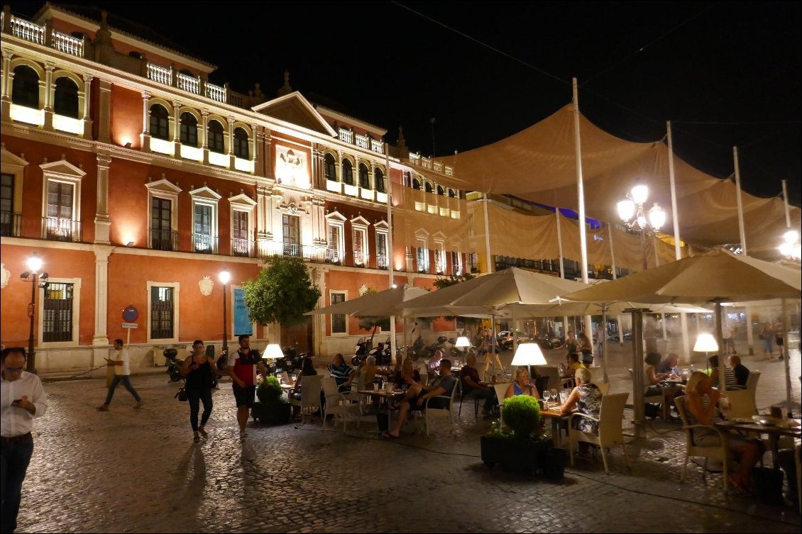 Quartier Santa Cruz de nuit