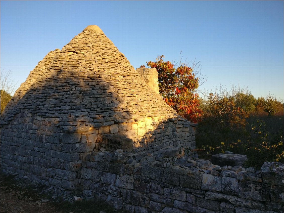 Bivouac à côté d'un trulli abandonné.