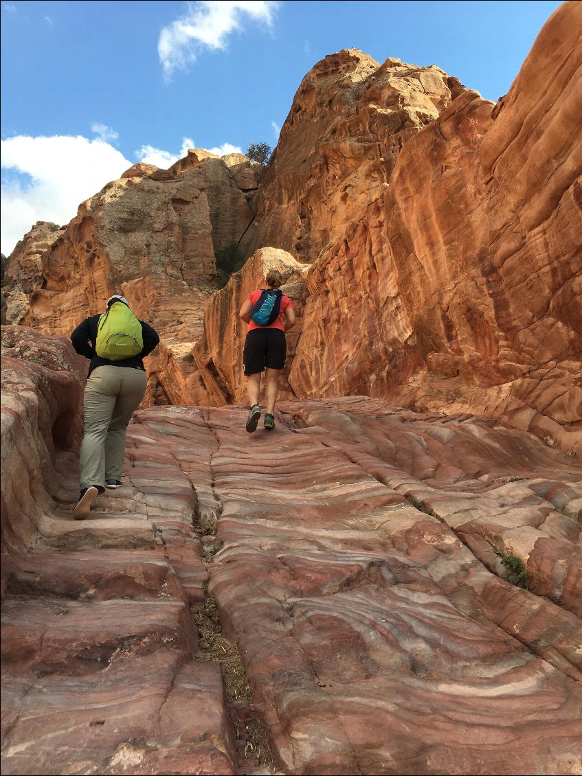 En route pour le Al Khubtha trail, dont les marches ont été taillées dans la roche