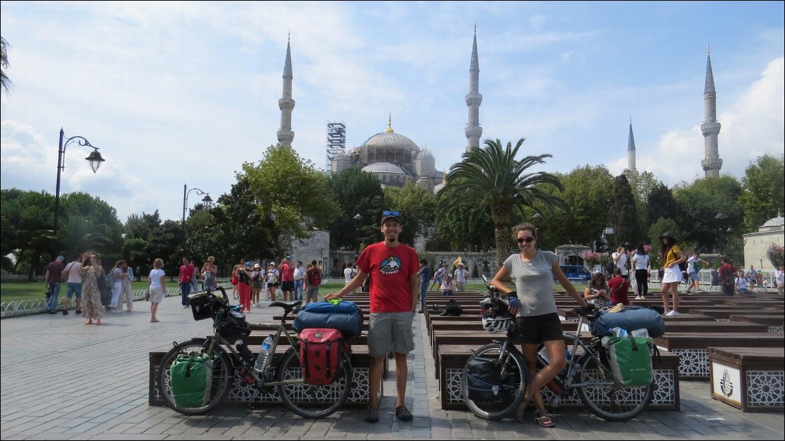 Devant la Mosquée Bleue à Istanbul, décoiffés par une entrée épique (et stressante?) dans cette immense ville