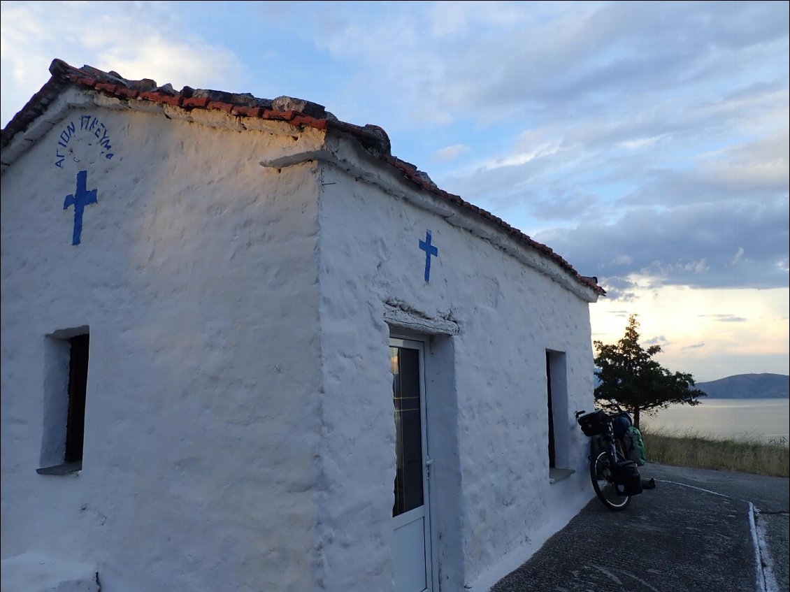 Une des nombreuses chapelles de campagne qui nous ont offert des bivouacs mémorables dans le nord de la Grèce