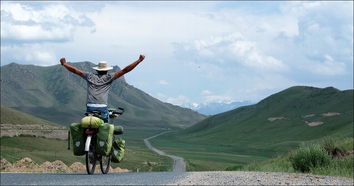 Arrivée au Kirghizistan. Quelle sensation d'arriver aux prémices de l'Himalaya à vélo.