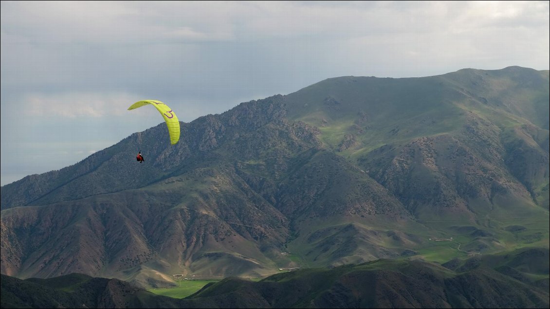 Jean-Mi en survol près du lac d'Issyk-kul