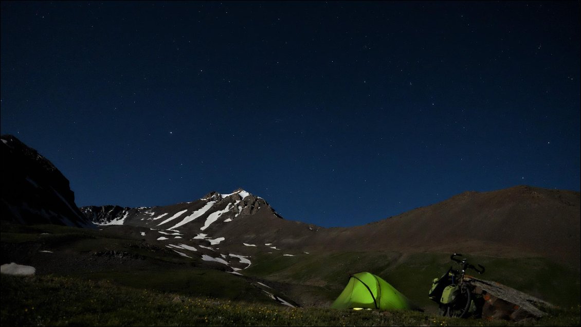 Bivouac au pied du col du Kegeti, silence total.