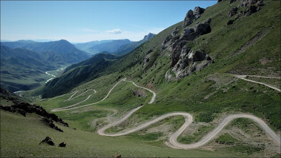 Au Kirghizistan ça monte ! Mais ça descend aussi.