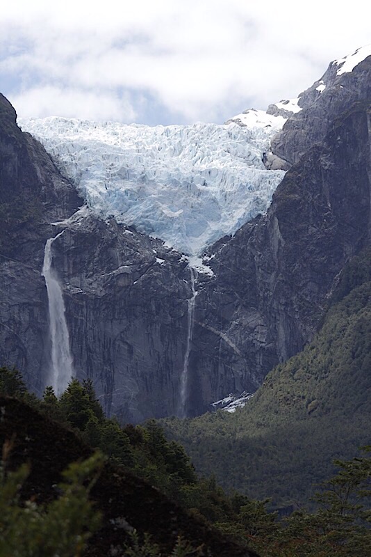 Le glacier suspendu, dans le parc de Queulat