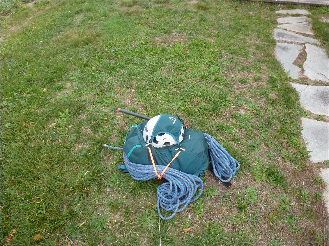 Le sac bien chargé de tout le matos d'escalade grandes voies, dégaine, baudriers, corde a l'interieur et la deuxième sur le porte corde. On voit le porte casque, bien pratique aussi. Un porte piolet également.