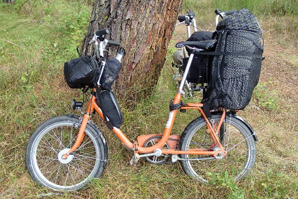 Motobécane de 1974.
Un peu amélioré pour le voyage (dynamo de moyeu, selle, leviers de frein), mais la base d'origine reste là. Moyeu deux vitesses automatiques ;-)