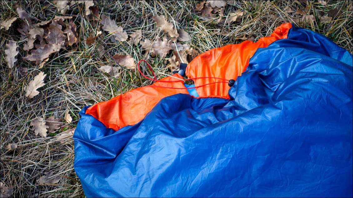 Un système bouton pression + cordon permet de serrer le quilt au cou.