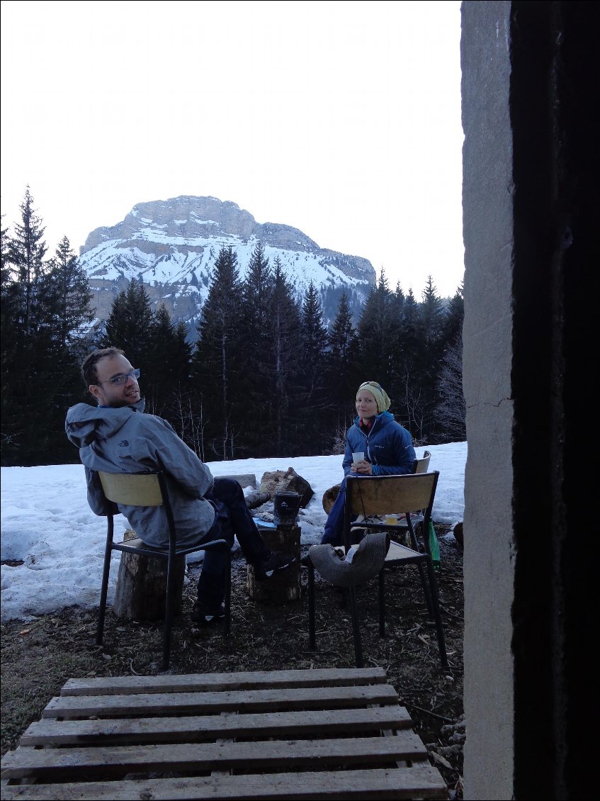 On est bien un samedi soir sur le pas d'une cabane avec Chamechaude pour converser