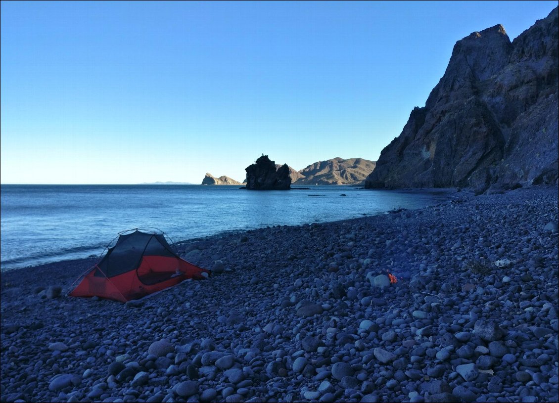 Bivouac sur galets quand même confortable!