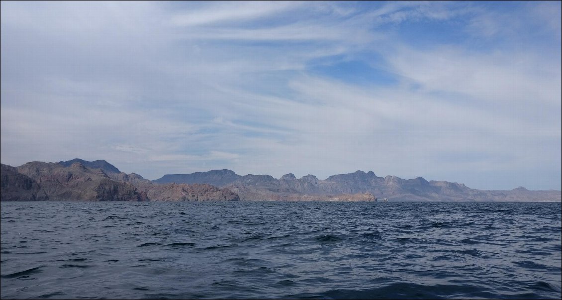 La vue sur le littoral du continent à tribord