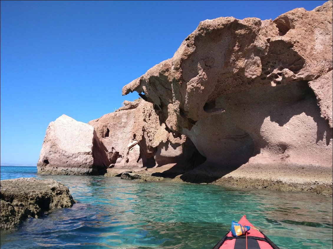 Ça invite à l'escalade au dessus de l'eau!